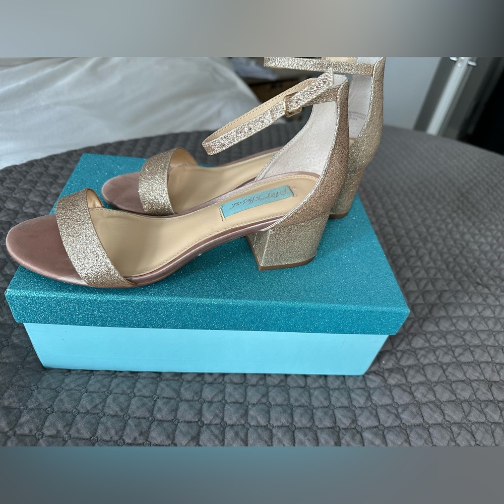 Betsy‎ Johnson Glittery Rose Gold Block heels size 7.5 Holiday Wedding Party